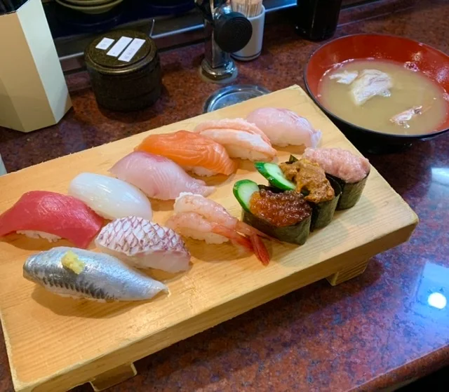 近江町市場で蟹を購入して 実家にそれぞれ送りました♩  その後色々散策してお寿司さんへ  どれも新鮮で美味しかったです！ 気になってた「のどぐろ」を食べられて満足！