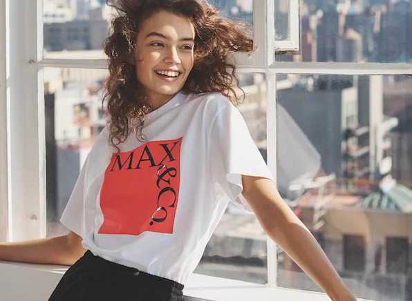 パキッとカラーに釘づけ☆『MAX&Co.』の新ロゴTシャツ、もう手に入れた？