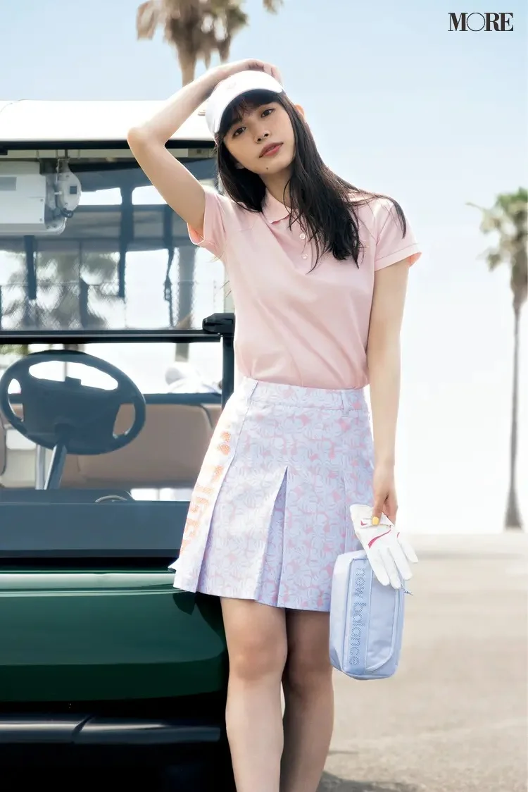 『キャロウェイ レッド レーベル』のポロシャツと『トミー ヒルフィガー ゴルフ』のスカートを着た女性