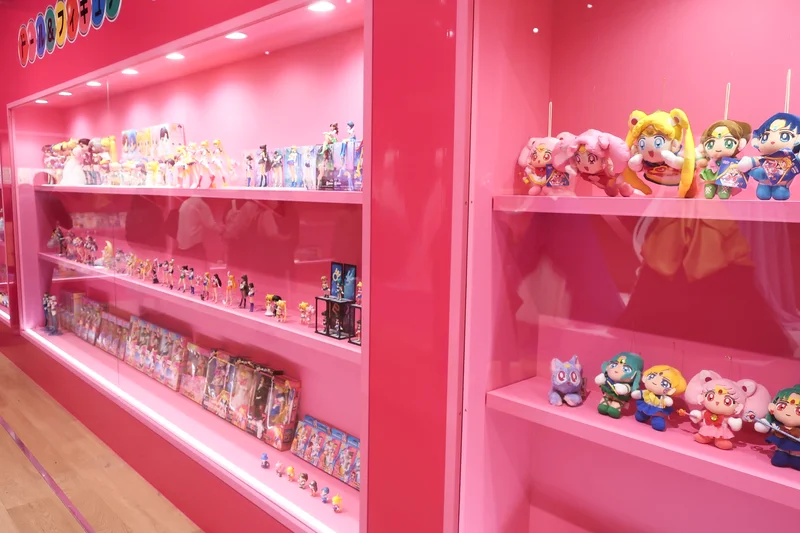 ぬいぐるみやキーホルダーなどのセーラームーングッズの展示