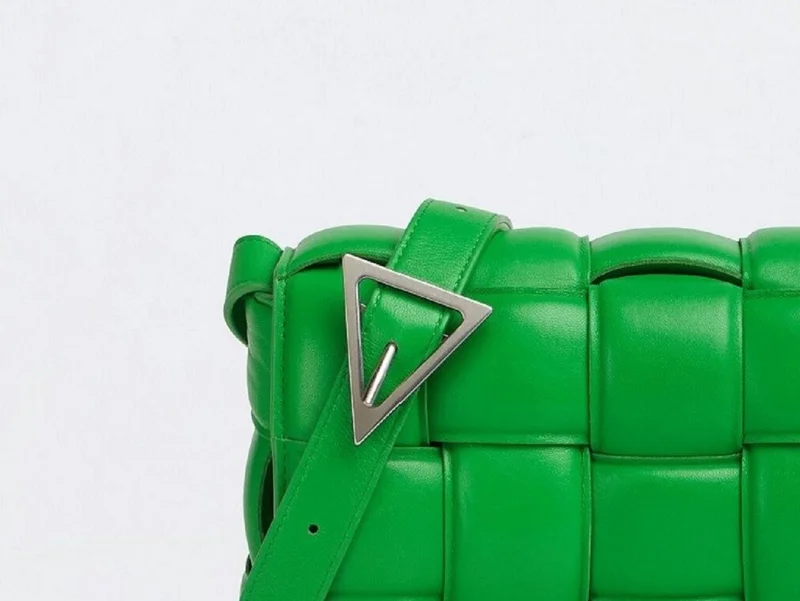 20代で買うべき名品　ボッテガ・ヴェネタのバッグ「パデッドカセット」三角形の金具
