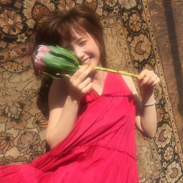 #本田翼 真っ赤なサマードレスで寝転ぶ素敵なショット♡【MORE SMILEUP CHALLENGE 29】