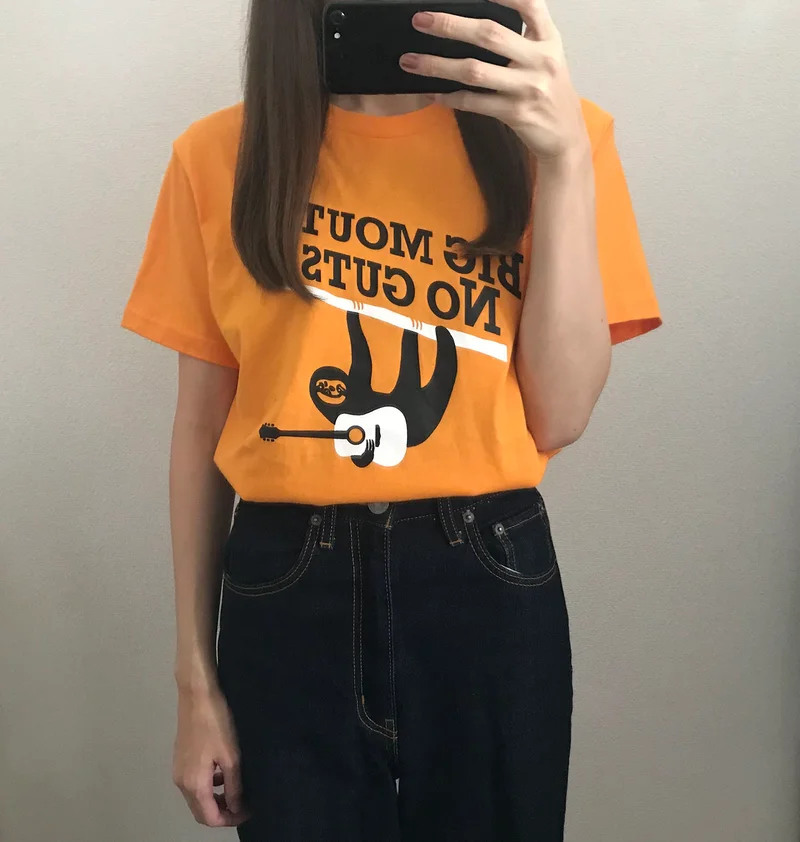 乾ひかり（「BIG MOUTH,NO GUTS!!」のTシャツを着用）