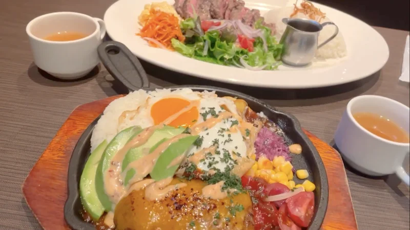 中目黒のハングアウトハングオーバーで食べられるロコモコ丼