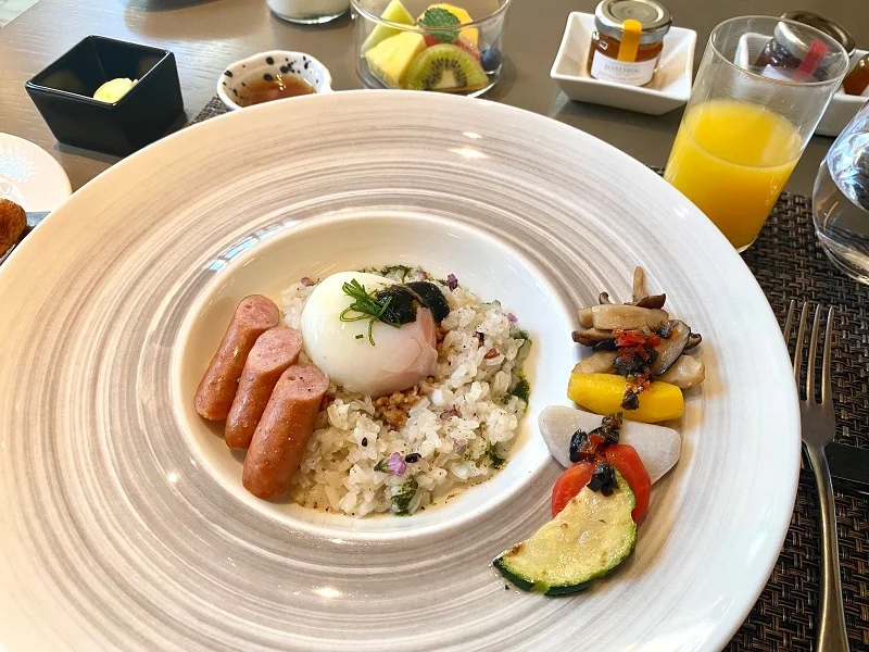 ザ・ホテル青龍 京都清水の学べる朝食メニュー例。「しば漬け入りリゾット 卵かけ飯風 京の銘柄鶏のそぼろ味噌風味」