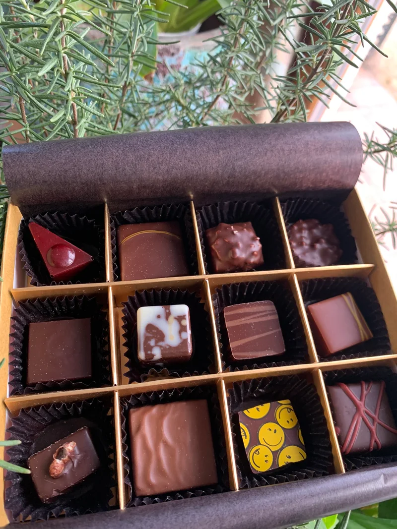箱に詰められたチョコレートの写真