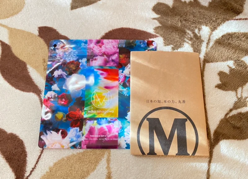 「M / mika ninagawa（エム／ミカ ニナガワ）」と日本製ジッパーバック「Pake(R)」のコラボバッグ