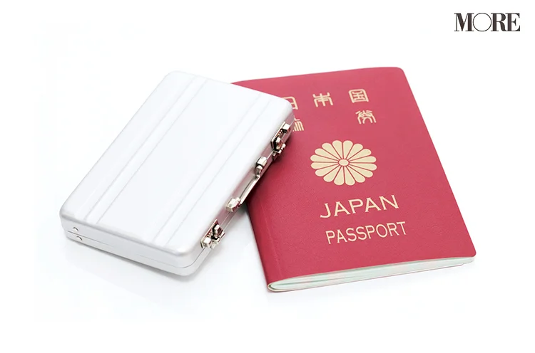 パスポートとキャリーケース