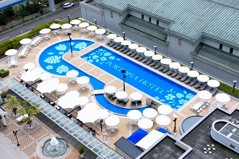 『神戸ポートピアホテル』プールを上空から写した写真