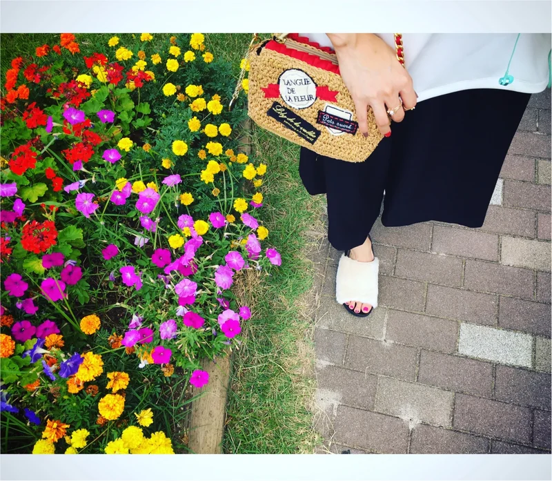 夏の モノトーンコーデ は赤い小物とネイルを差し色に Moreインフルエンサーズブログ More