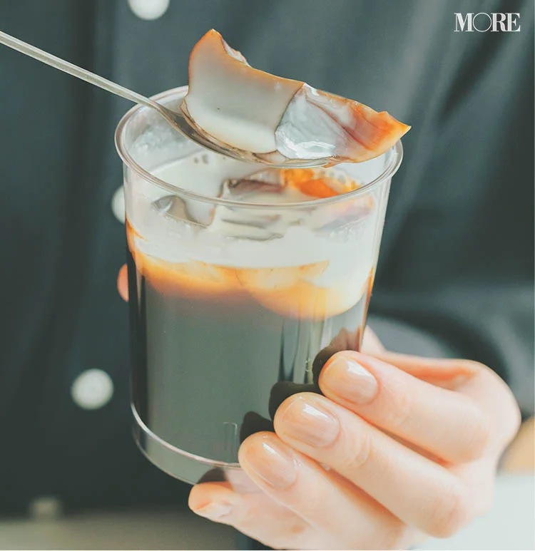 佐藤栞里が岡山県のおすすめお取り寄せグルメ「Konishi Koffee」のコーヒーゼリーを食べている様子