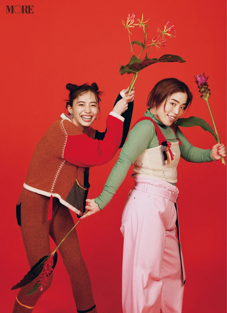 MOREモデル井桁弘恵（左）と、吉本興業所属の芸人・ゆりやんレトリィバァ（右）がお花をもっておちゃらけている様子