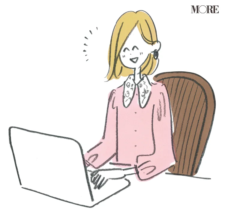 ピンクのシャツを着た女性がパソコンに向かって笑っているイラスト