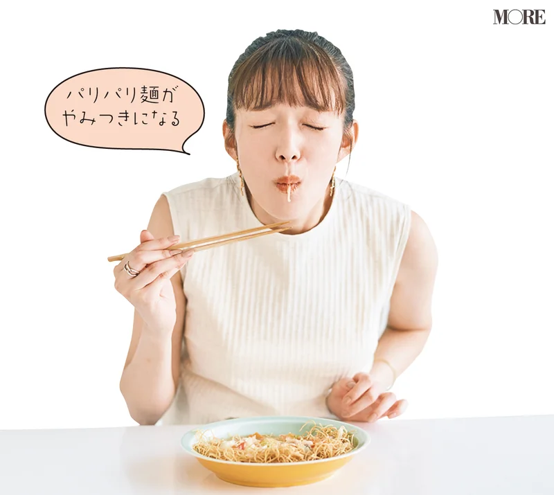 佐藤栞里が長崎県のおすすめお取り寄せグルメ「白雪食品」の皿うどんを食べている様子