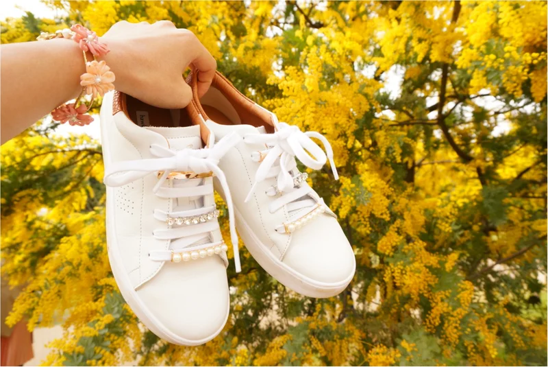 いつもの靴を簡単ドレスアップ♪》春に履きたい白スニーカー！私は『シューピアス』で周りと差をつける‼︎ | MOREインフルエンサーズブログ | MORE