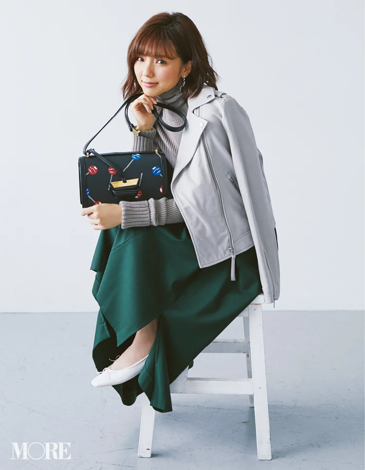真野恵里菜さんはあのブランドに＂ふた目惚れ＂❤︎ ミニバッグとその中身、見せてもらいました！