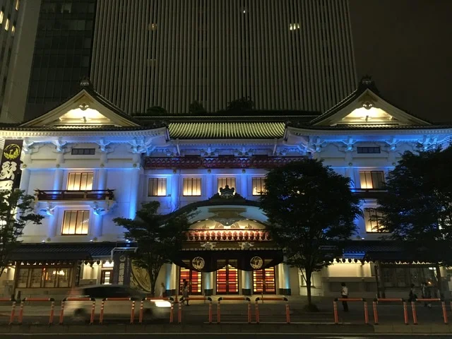 【歌舞伎のススメ＊其の14】歌舞伎座がブルーにライトアップ！医療従事者へ感謝を込めて
