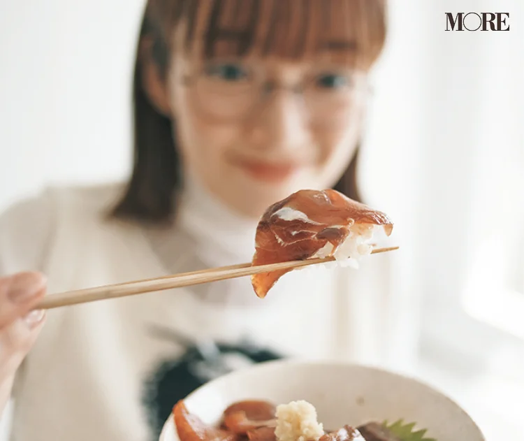 佐藤栞里が富山県のおすすめお取り寄せグルメ「松本魚問屋」の海鮮漬けセットを食べている様子