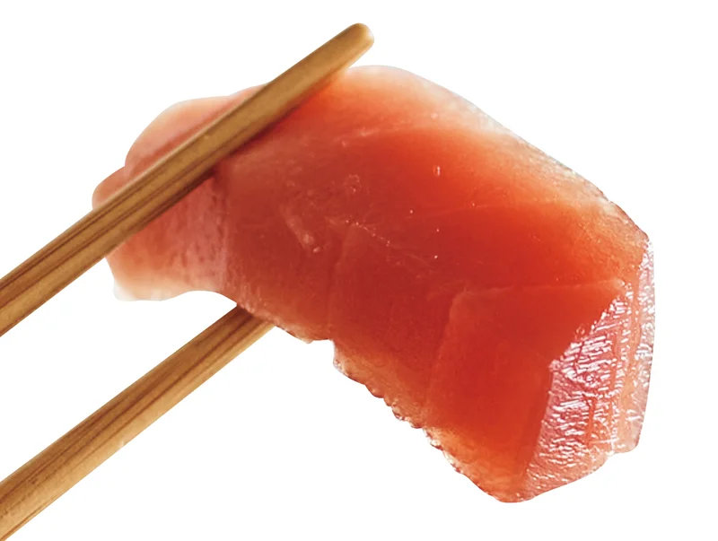 佐藤栞里が神奈川県のおすすめお取り寄せグルメ「FISHSTAND」の手巻きずしセットを食べている様子