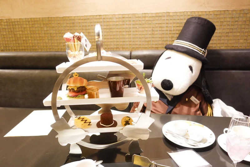 ドアマン・スヌーピーのアフタヌーンティーを帝国ホテル大阪「カフェ クベール」にて堪能★スヌーピーらしいアメリカンな内容で席に大きなドアマンスヌーピーのぬいぐるみの用意も＾＾
