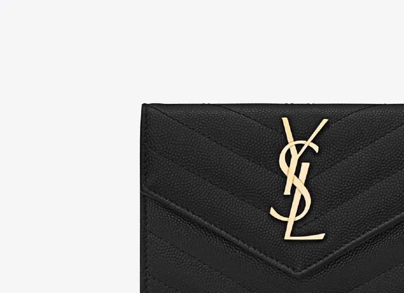 20代で買う名品アイテム　サンローランの財布「モノグラム スモール エンベロープウォレット」黒のディテール