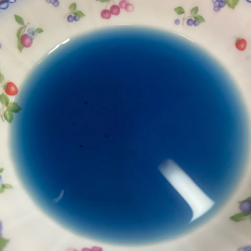 重曹を入れた青色の液体