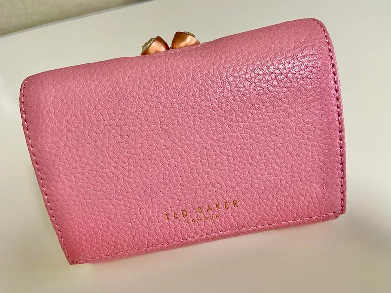 【20代女子の愛用財布】絶妙なサイズ感と驚きの収納力『TED BAKER』のお財布