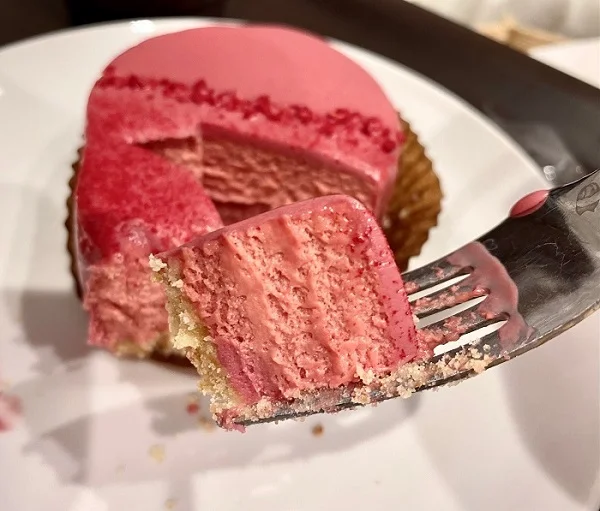 【スタバ 新作レポ】バレンタイン2021限定スイーツ「ルビーチョコレートケーキ」をスプーンですくった写真