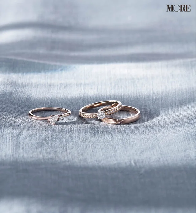 エテの結婚指輪（右からミストピンクゴールドのリング、ロウブラウンゴールドとセンターダイヤモンドのリング、ミストピンクゴールドとセンターダイヤモンドのリング