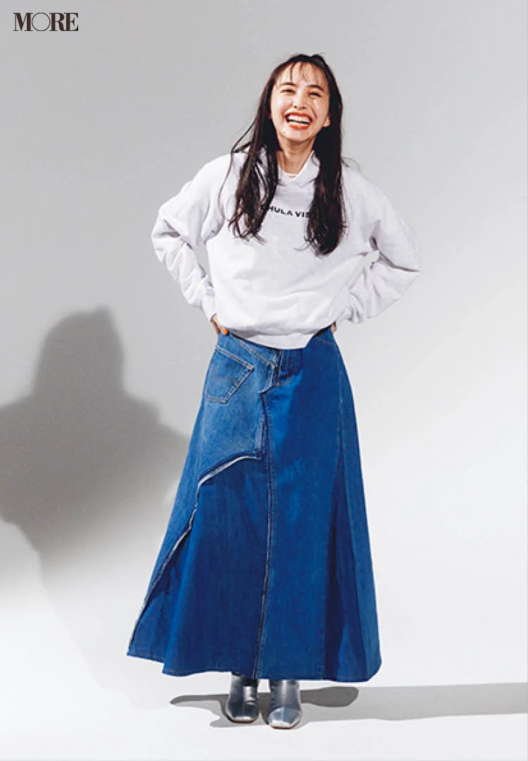『WRINN』のロングスカートをはいた井桁弘恵
