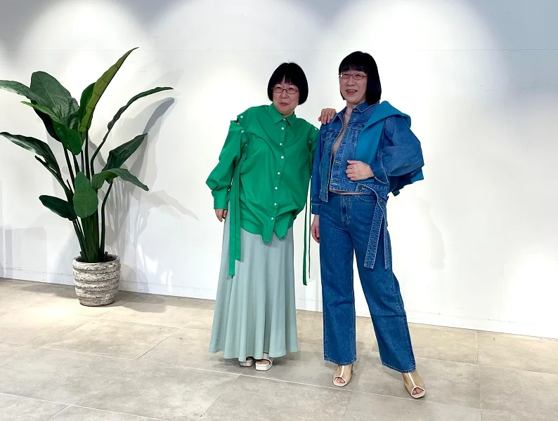 表紙衣装を着用した阿佐ヶ谷姉妹（右）美穂さん（左）江里子さん