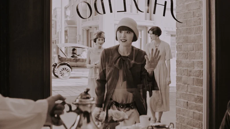 長澤まさみさんは1928年（昭和３年）の女性に変身！ 当時の「モガ（モダンガール）ファッション」で登場。「資生堂パーラー」へ出掛け、おしゃれをしてソーダを飲むことが、この時代の流行の最先端！