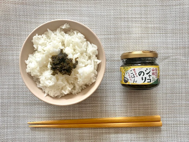 島根県「奥出雲山椒ジャコのり 頼むからごはんください。」実物パッケージと茶碗に盛られた白米