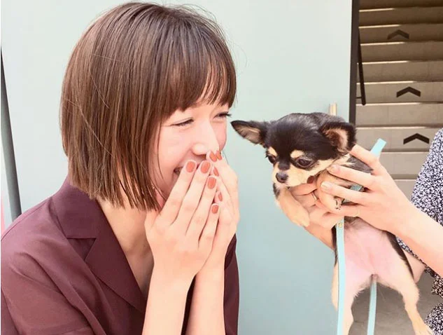 【佐藤栞里の撮影オフショット】撮影中に立ち寄ったコーヒー屋さんで、しーちゃんがニヤニヤしてしまった理由って……!?