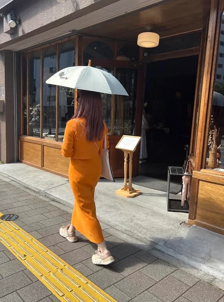 premiumインフルエンサーズアサノさんの日傘を持ったコーデ