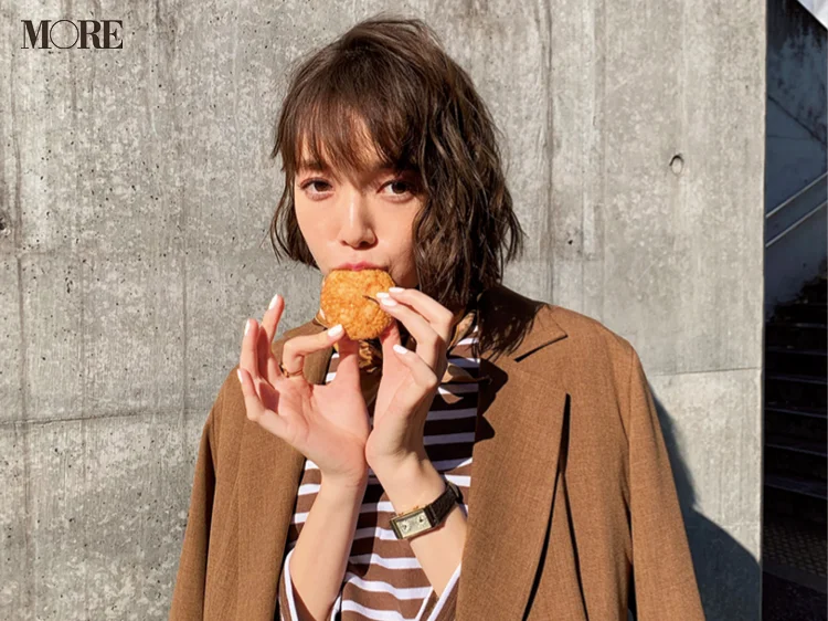 佐藤栞里が食べているのは？ 新しいコーデも誕生!?【モデルのオフショット】