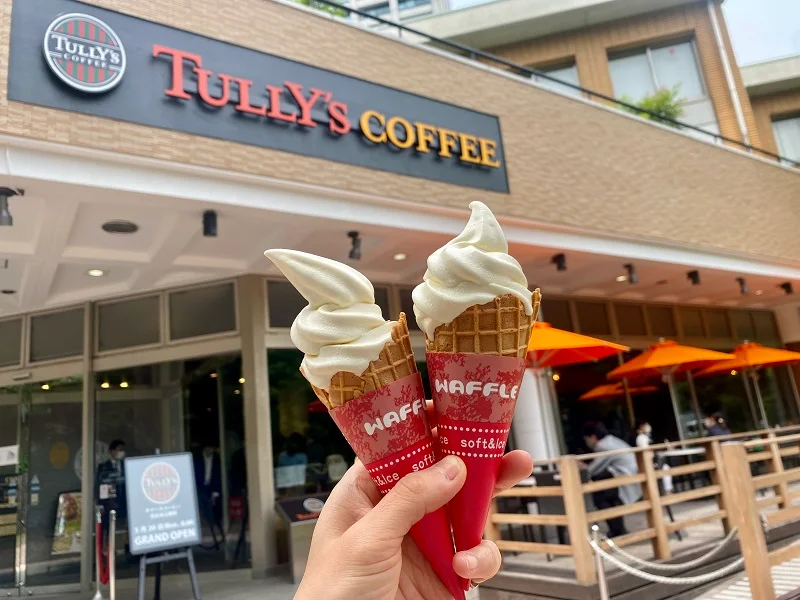 「タリーズコーヒー 日比谷公園店」を背景にしたソフトクリームの写真