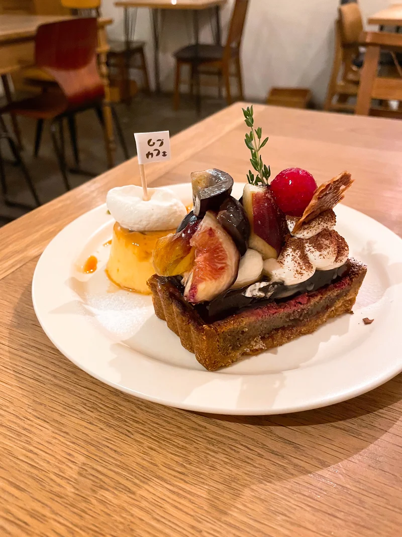 新宿の人気カフェ「MOVE CAFE（ムブカフェ）」の「イチジクと巨峰のティラミスタルトのおやつプレート」