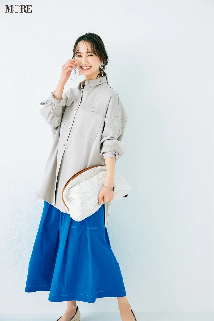 【今日のコーデ】ビビッドブルーのスカートにベージュのシャツを合わせた鈴木友菜