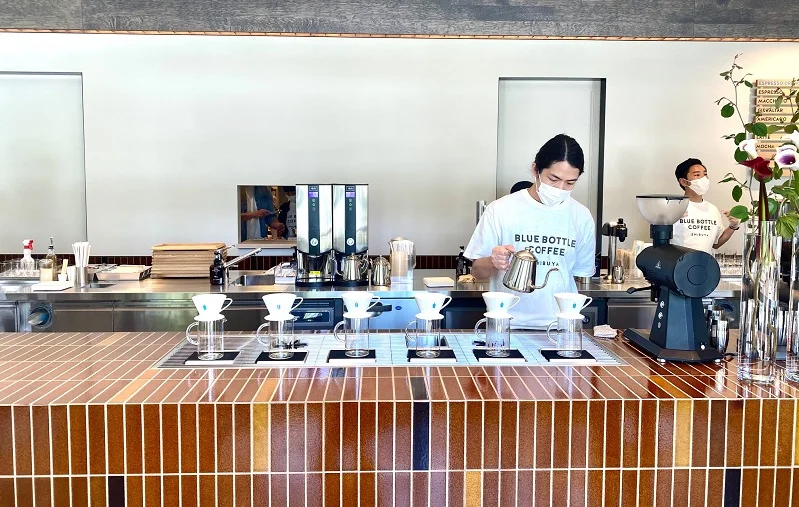 「ブルーボトルコーヒー 渋谷カフェ」１階、カウンターでバリスタがコーヒーを淹れている様子
