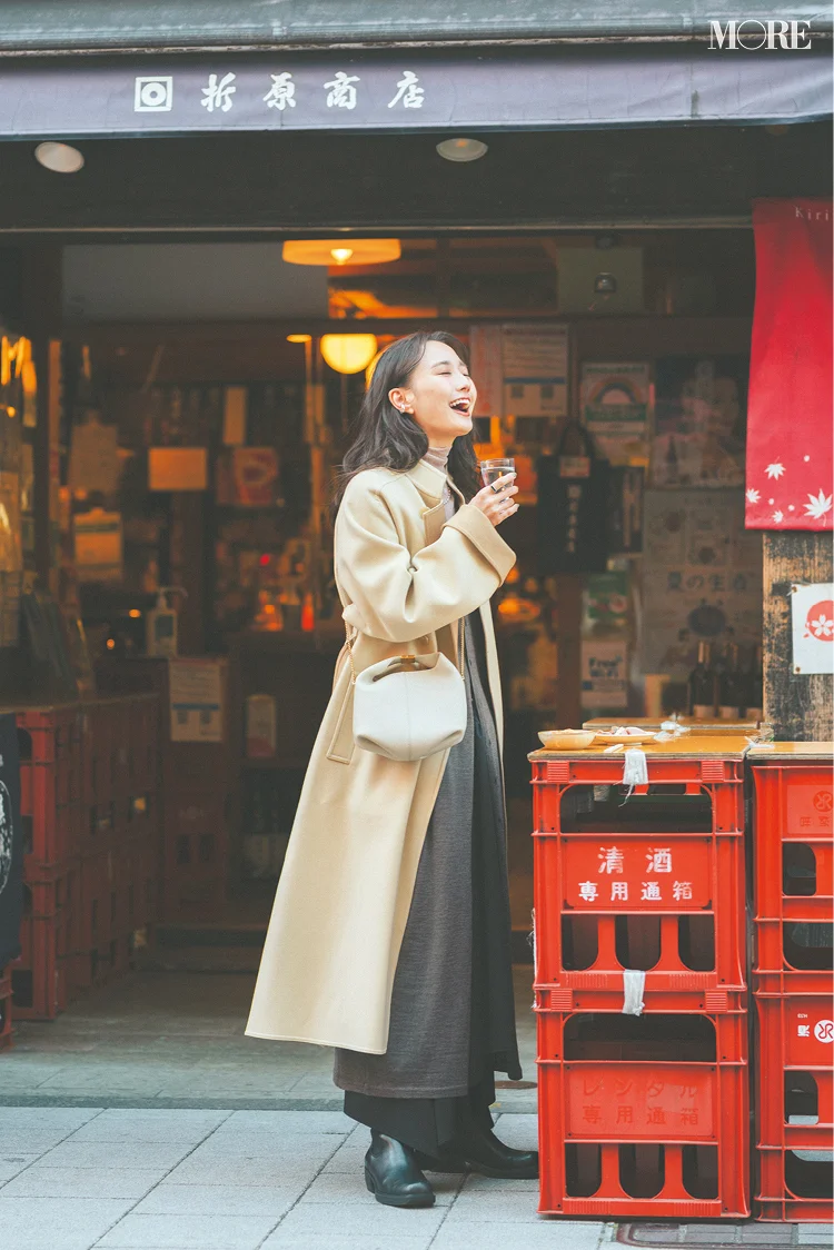 私服のロングコート×ロングスカートコーデで立ち飲みする鈴木友菜