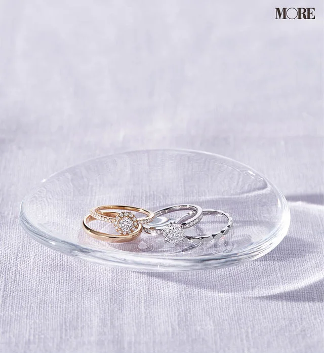 アーカーの結婚指輪（右から澄み渡る水面に揺れる光をイメージしたリング、センターダイヤモンドのリング、ブリリアントカットダイヤモンドのリング、セルマンの名を持つマリッジリング