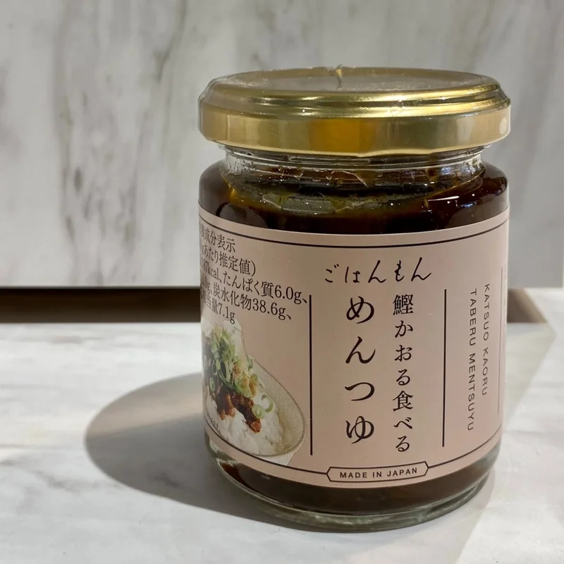 3COINS（スリーコインズ）の人気商品「ごはんもん」の「鰹かおる食べるめんつゆ」