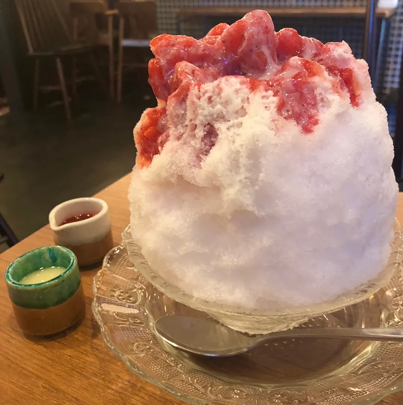 苺のかき氷の写真
