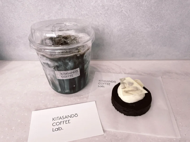 KITASANDO COFFEE Lab.のカフェラテ、ティラミスタルト