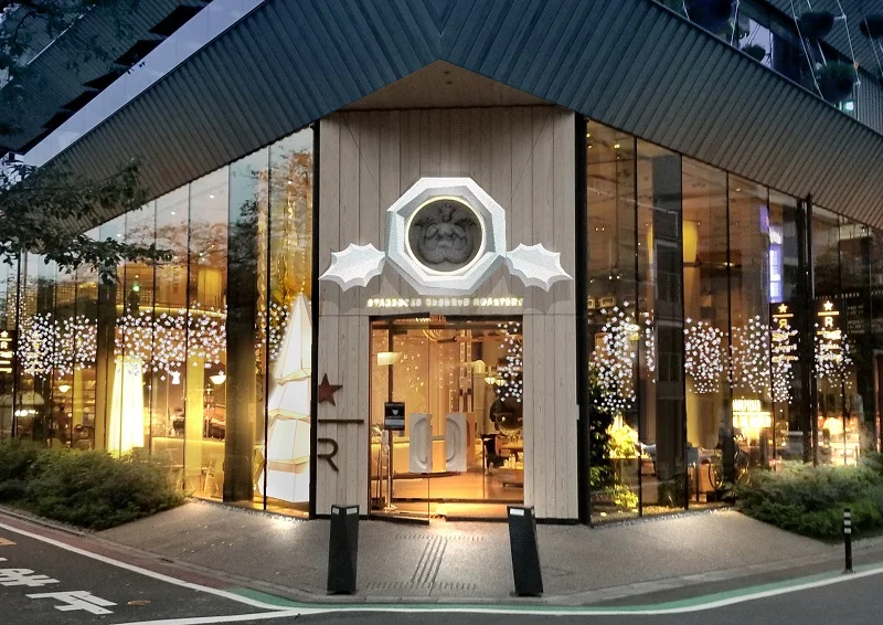 【スタバ】『スターバックス リザーブ ロースタリー 東京』のクリスマス装飾イメージ。外観