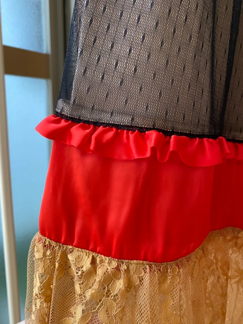GU×UNDERCOVERコンビネーションスカートの赤いサテン部分