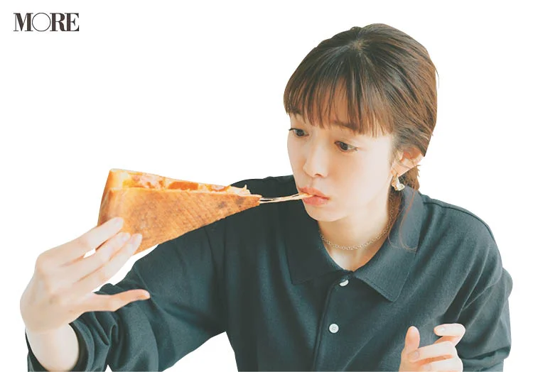 佐藤栞里が岡山県のおすすめお取り寄せグルメ「ALLDAY PIZZA」のスライスピザセットを食べている様子