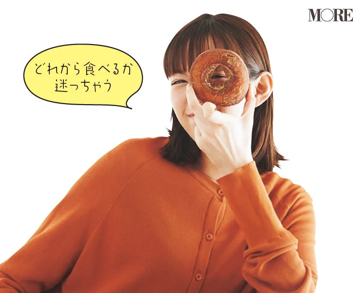 佐藤栞里が栃木県のおすすめお取り寄せグルメ「カネルブレッド」のパンを手に持っている様子