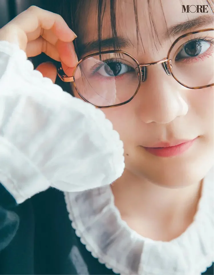 六角形フレームのメガネをかけた生田絵梨花